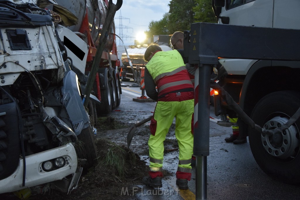 VU Gefahrgut LKW umgestuerzt A 4 Rich Koeln Hoehe AS Gummersbach P528.JPG - Miklos Laubert